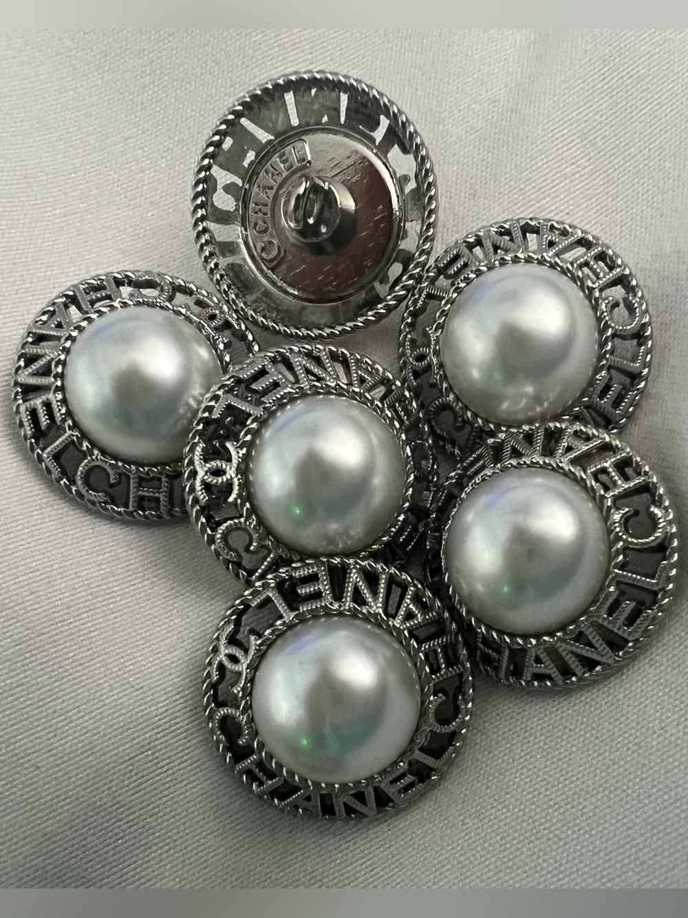 Set of 6-20mm/Cparis/SmokeWhitefauxPearl/Silver Logo textured metal/🤩/shankback